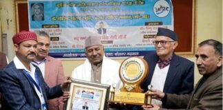 गढ़ रत्न नरेंद्र सिंह नेगी को दिया गया डॉ. गोविन्द चातक स्मृति आखर साहित्य सम्मान Dr. Govind Chatak Smriti Award given to Narendra Singh Negi