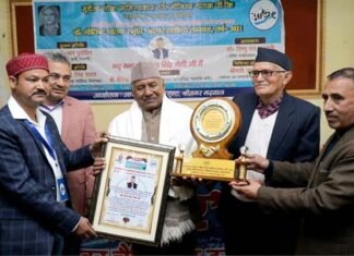 गढ़ रत्न नरेंद्र सिंह नेगी को दिया गया डॉ. गोविन्द चातक स्मृति आखर साहित्य सम्मान Dr. Govind Chatak Smriti Award given to Narendra Singh Negi
