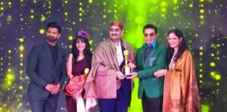 शिक्षा के क्षेत्र में हासिल की गई उपलब्धियों के लिए दिया गया अवॉर्ड