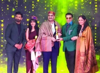 शिक्षा के क्षेत्र में हासिल की गई उपलब्धियों के लिए दिया गया अवॉर्ड