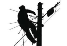 पौड़ी गढ़वाल: बिजली के पोल से गिरकर गंभीर रूप से घायल हुआ संविदा कर्मी Man seriously injured after falling from electric pole