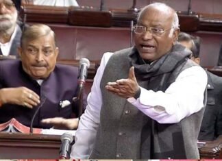 विपक्ष ने संसद से किया वॉकआउट : मल्लिकार्जुन खड़गे ने कहा चीन हमारी जमीन पर कब्जा कर रहा और केंद्र सरकार मुद्दे से भाग रही है Opposition walkout from Parliament