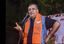 फिल्म अभिनेता परेश रावल के खिलाफ मुकदमा दर्ज, गुजरात चुनाव में बंगालियों पर की थी विवादित टिप्पणी