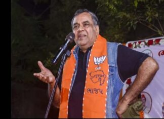 फिल्म अभिनेता परेश रावल के खिलाफ मुकदमा दर्ज, गुजरात चुनाव में बंगालियों पर की थी विवादित टिप्पणी