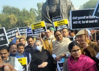 तवांग मामला : विपक्षी दलों ने संसद परिसर में किया प्रदर्शन, सोनिया गांधी भी हुईं शामिल, केंद्र सरकार से मांगा जवाब Tawang case