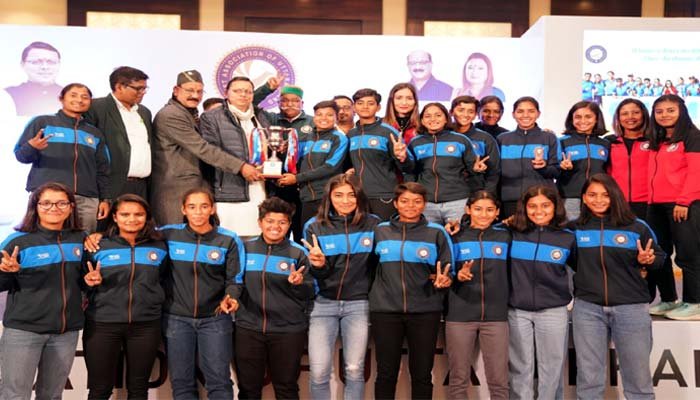 सीएम धामी ने उत्तराखण्ड महिला अंडर 19 क्रिकेट टीम के सदस्यों को किया सम्मानित - Devbhoomisamvad.com