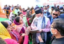 सुराज दिवस पर मुख्यमंत्री ने चंपावत के टनकपुर में चौपाल लगाकर सुनी जन समस्याएं, अधिकारियों को तत्काल निस्तारण के दिये निर्देश cm dhami chaupal at tanakpur