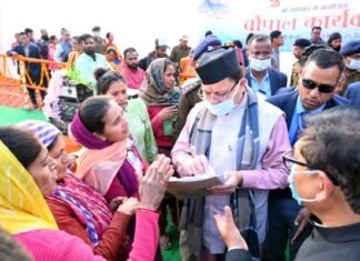 सुराज दिवस पर मुख्यमंत्री ने चंपावत के टनकपुर में चौपाल लगाकर सुनी जन समस्याएं, अधिकारियों को तत्काल निस्तारण के दिये निर्देश cm dhami chaupal at tanakpur