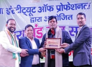पत्रकार दीप सिलोड़ी को दिशा इंस्टिट्यूट फ़ॉर प्रोफेसनल स्टडीज द्वारा दिया गया उत्तराखंड रत्न सम्मान