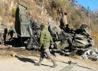 दुखद: सेना का ट्रक खाई में गिरने से 16 जवानों की मौत, चार घायल, रेस्क्यू जारी, पीएम मोदी ने जताया दुख Sikkim Road Accident