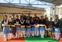 निर्धन एवं असहाय छात्र छात्राओं को स्कूल ड्रेस कोट एवं जूते बांटे