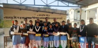 निर्धन एवं असहाय छात्र छात्राओं को स्कूल ड्रेस कोट एवं जूते बांटे