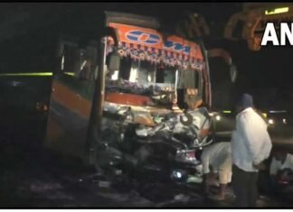 बस चालक को हार्ट अटैक आने से भीषण सड़क हादसा, कार से टक्कर में 9 लोगों की मौत, 30 से ज्यादा घायल