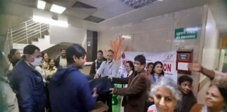 मां तारा फाउंडेशन द्वारा जिला अस्पताल नोएडा में अस्पताल कर्मियों को बांटे गए कंबल