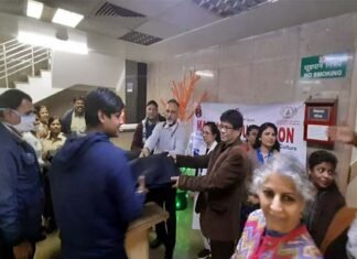 मां तारा फाउंडेशन द्वारा जिला अस्पताल नोएडा में अस्पताल कर्मियों को बांटे गए कंबल