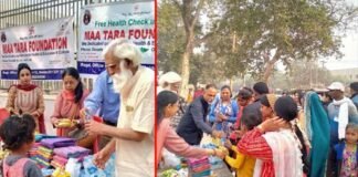 जरूरतमंद लोगों को वितरित किए कपड़े और खाना