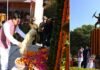 सीएम धामी ने विजय दिवस पर गांधी पार्क में शहीद स्मारक पर पुष्प चक्र अर्पित कर शहीदों को दी श्रद्धांजलि martyrs on Vijay Diwas