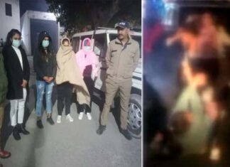 फेसबुक स्टेटस पर कमेंट को लेकर लड़कियों के दो गुटों में चले लाठी-डंडे, सड़क पर गिराकर पीटा, इंटरनेट पर वीडियो वायरल, चार युवतियां गिरफ्तार roorkee-girls-fight-case