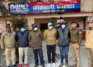 नशा तस्करों के खिलाफ पुलिस की कार्रवाई: कोटद्वार में 2 लाख की चरस के साथ 4 युवक गिरफ्तार 4 youths arrested with charas in kotdwar