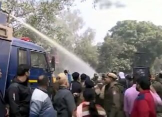जोर आजमाइश: दिल्ली में कड़ाके की ठंड में भाजपा और आप की जंग जारी, 3 दिन पहले सदन में हुई थी हाथापाई BJP and AAP leaders clashed in Delhi