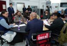 मुख्यमंत्री ने जोशीमठ के भू-धंसाव क्षेत्र का स्थलीय निरीक्षण के बाद सचिवालय स्थित आपदा प्रबन्धन केन्द्र में उच्चाधिकारियों के साथ की समीक्षा। CM Dhami reviewed with the high officials regarding the landslide of Joshimath