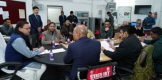 मुख्यमंत्री ने जोशीमठ के भू-धंसाव क्षेत्र का स्थलीय निरीक्षण के बाद सचिवालय स्थित आपदा प्रबन्धन केन्द्र में उच्चाधिकारियों के साथ की समीक्षा। CM Dhami reviewed with the high officials regarding the landslide of Joshimath