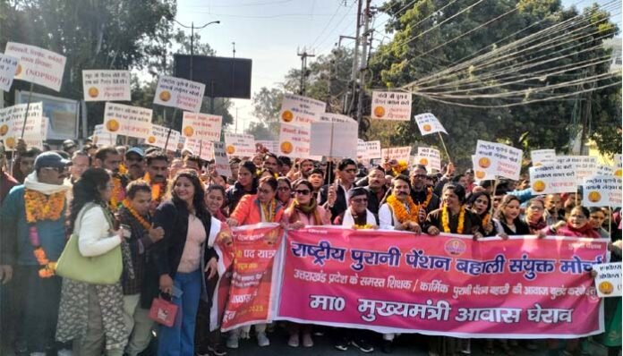 Employees marched to CM residence demanding restoration of old pension