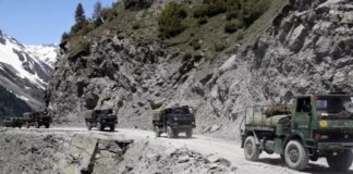जम्मू कश्मीर के कुपवाड़ा में सेना की गाड़ी खाई में गिरने से एक अधिकारी समेत तीन जवानों की मौत