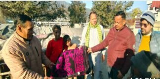 कड़ाके की सर्दी में लायंस क्लब श्रीनगर ने झुग्गी-झोपड़ी में रहने वालों को बांटे कंबल Lions Club Srinagar distributed blankets