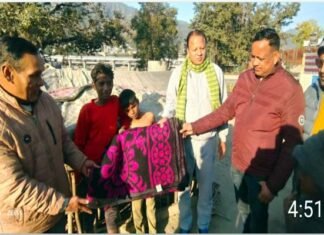 कड़ाके की सर्दी में लायंस क्लब श्रीनगर ने झुग्गी-झोपड़ी में रहने वालों को बांटे कंबल Lions Club Srinagar distributed blankets