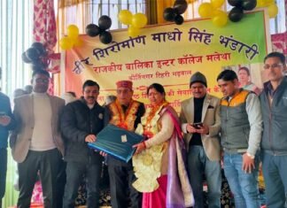 शिक्षिका बीना मेहरा की सेवानिवृत्ति पर श्रीनगर वासियों एवं शिक्षकों ने दी भावभीनी विदाई