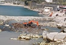 श्रीनगर में अलकनंदा नदी में अवैध खनन करते हुए पकड़ी गई पोकलैंड मशीन सीज, 4 लाख रुपए का लगाया जुर्माना illegal mining in Alaknanda river