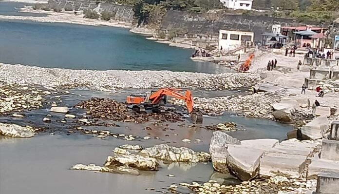 illegal-mining-in-Alaknanda illegal mining in Alaknanda river