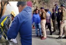 दुखद : बेटे की शादी के कार्ड बांटने जा रहे व्यक्ति की कार खाई में गिरी, कार सवार तीनों की मौत