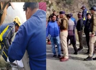 दुखद : बेटे की शादी के कार्ड बांटने जा रहे व्यक्ति की कार खाई में गिरी, कार सवार तीनों की मौत