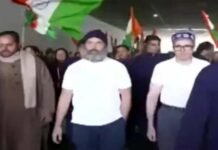 कश्मीर में भारत जोड़ो यात्रा के दौरान सुरक्षा में लगी सेंध, राहुल गांधी के घेरे में कई लोग घुस आए, रोकी गई यात्रा, भड़की कांग्रेस Breach in Rahul Gandhi's security during Bharat Jodo Yatra in Kashmir