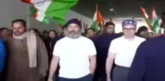 कश्मीर में भारत जोड़ो यात्रा के दौरान सुरक्षा में लगी सेंध, राहुल गांधी के घेरे में कई लोग घुस आए, रोकी गई यात्रा, भड़की कांग्रेस Breach in Rahul Gandhi's security during Bharat Jodo Yatra in Kashmir