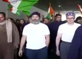 कश्मीर में भारत जोड़ो यात्रा के दौरान सुरक्षा में लगी सेंध, राहुल गांधी के घेरे में कई लोग घुस आए, रोकी गई यात्रा, भड़की कांग्रेस Breach in Rahul Gandhi's security during Bharat Jodo Yatra in Kashmir