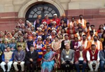 उत्तराखण्ड की झांकी के कलाकारों ने राष्ट्रपति द्रौपदी मुर्मू से राष्ट्रपति भवन में की भेंट Tableaux artists of Uttarakhand met President Draupadi Murmu at Rashtrapati Bhavan