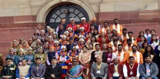उत्तराखण्ड की झांकी के कलाकारों ने राष्ट्रपति द्रौपदी मुर्मू से राष्ट्रपति भवन में की भेंट Tableaux artists of Uttarakhand met President Draupadi Murmu at Rashtrapati Bhavan