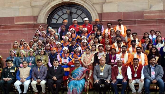 uttarakhand-jhanki Tableaux artists of Uttarakhand met President Draupadi Murmu at Rashtrapati Bhavan
