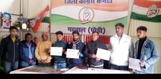 पौड़ी : कांग्रेस ने सरकार पर जोशीमठ में भू-धंसाव से प्रभावित लोगों की अनदेखी करने का आरोप लगाते हुए किया सांकेतिक विरोध