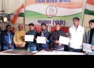 पौड़ी : कांग्रेस ने सरकार पर जोशीमठ में भू-धंसाव से प्रभावित लोगों की अनदेखी करने का आरोप लगाते हुए किया सांकेतिक विरोध