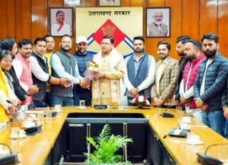 नकल विरोधी कानून पर भाजपा युवा मोर्चा के पदाधिकारियों ने मुख्यमंत्री धामी से मुलाकात कर जताया आभार BJP Yuva Morcha officials met CM Dhami