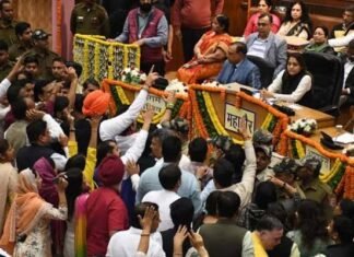 Delhi MCD: स्टैंडिंग कमेटी के दोबारा चुनाव कराए जाने पर हाईकोर्ट ने लगाई रोक, मेयर से मांगा जवाब Delhi MCD Standing Committee election