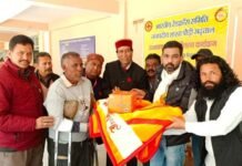 भारतीय रेडक्रॉस सोसाइटी पौड़ी द्वारा जरुरतमंदों को बांटी गई राहत सामग्री Indian Red Cross Society Pauri distributed blankets to helpless and poor people