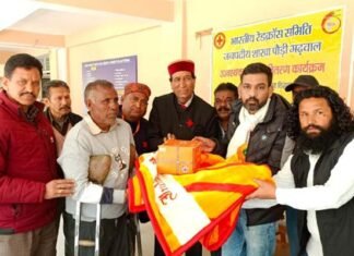 भारतीय रेडक्रॉस सोसाइटी पौड़ी द्वारा जरुरतमंदों को बांटी गई राहत सामग्री Indian Red Cross Society Pauri distributed blankets to helpless and poor people