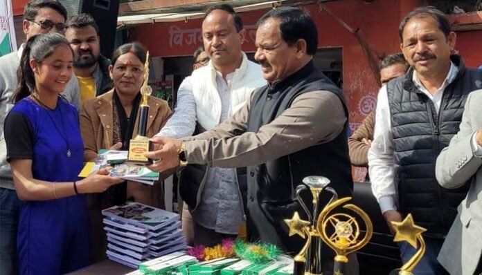 Kavita and Prabhu won the marathon competition organized in Sediakhal