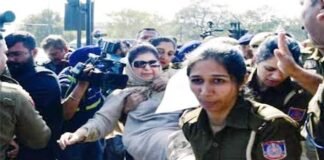 जम्मू-कश्मीर की पूर्व मुख्यमंत्री और पीडीपी नेता महबूबा मुफ्ती को दिल्ली पुलिस ने लिया हिरासत में PDP leader Mehbooba Mufti