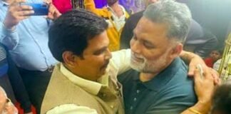 बिहार में दुश्मनी खत्म कर एक दूसरे से गले मिले ये दो बाहुबली नेता Pappu Yadav and Anand Mohan hug each other in Bihar